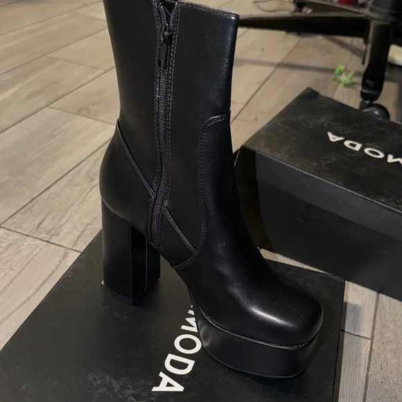 Moda Black Heeled Boots - Picture 7 of 7